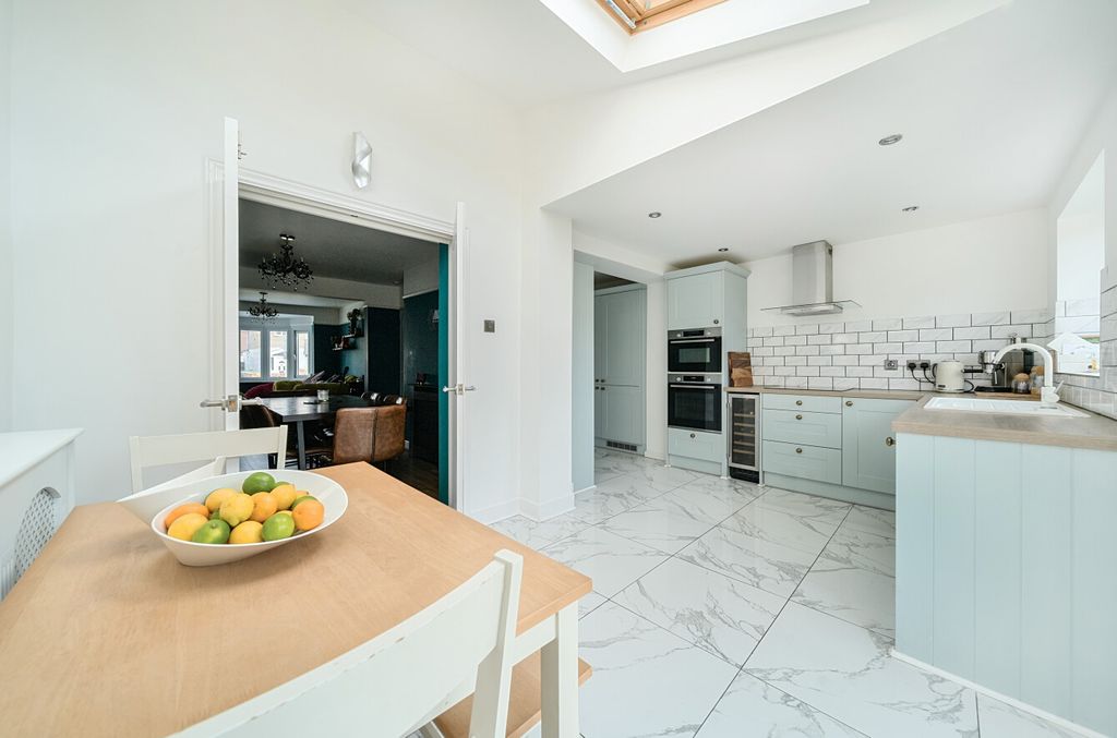 Property photo 2 of 12 1296928-4-6830E23...