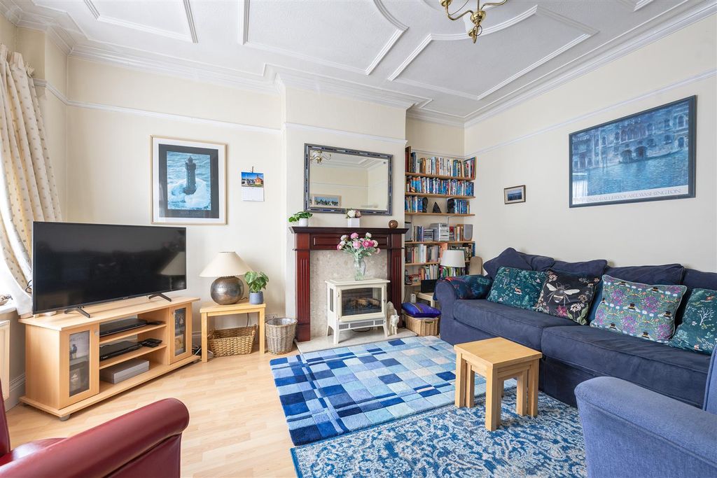 Property photo 2 of 32 Whitehall Gardens, E4