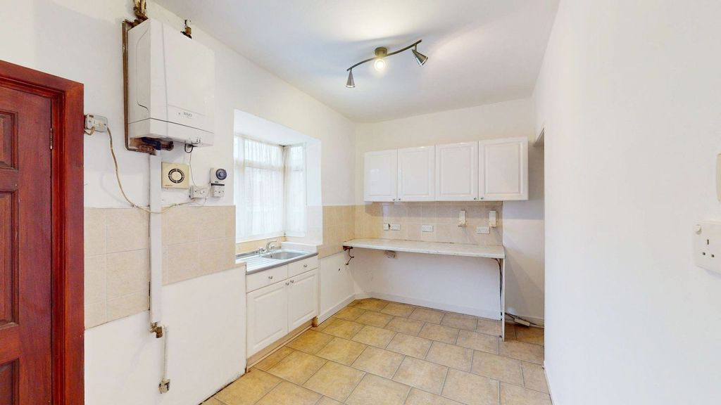 Property photo 3 of 9 Kitchen