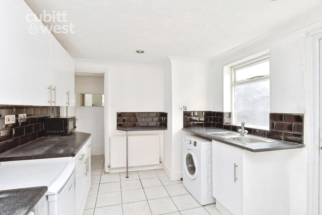Property photo 2 of 12 Kitchen