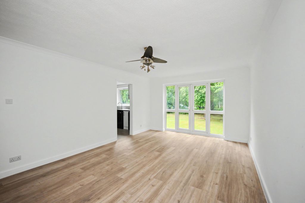 Property photo 2 of 13 2 The Lodge, The Plain, Epping, CM16 6Tp