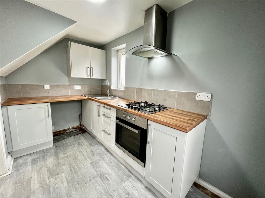 Property photo 3 of 10 Kitchen