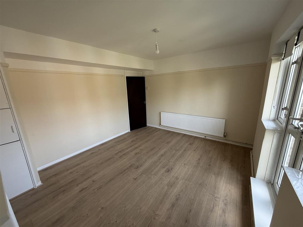 Property photo 2 of 11 Living Room