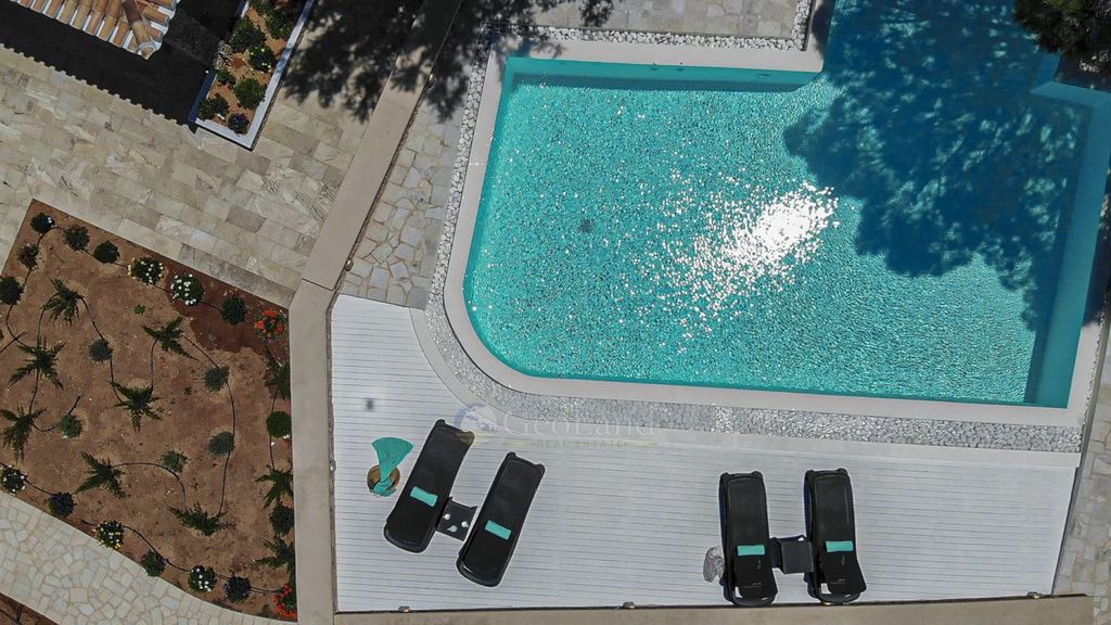 Property photo 2 of 30