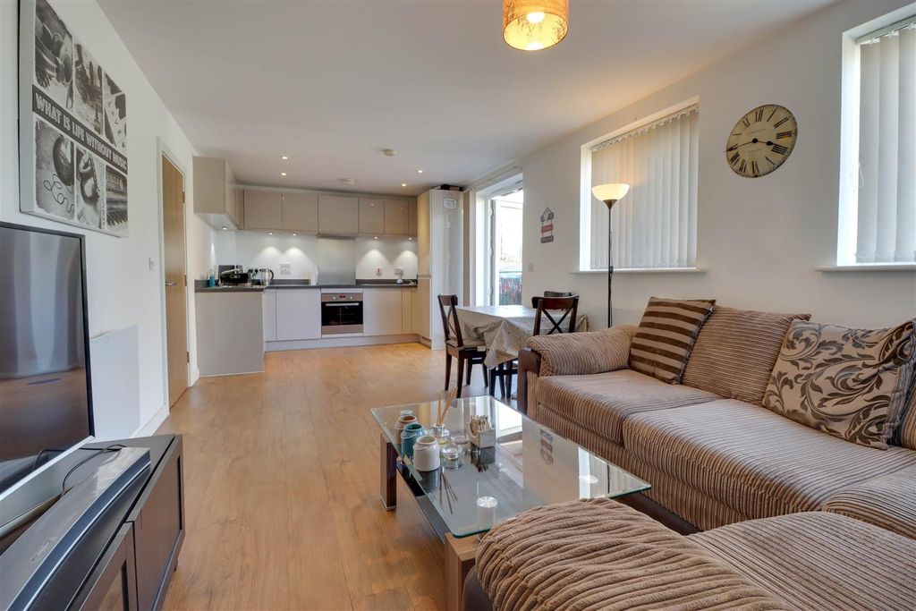 Property photo 2 of 13 Lounge Blurred No.2.Jpg