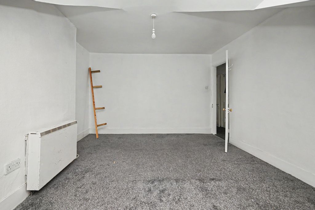 Property photo 3 of 17 Flat 3, 11 Claremont Road, Folkestone, Ct20 1Dq