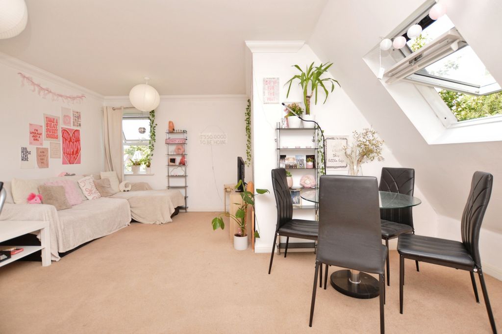Property photo 2 of 10 672d7187-Lounge 20With 20Dining 20Table