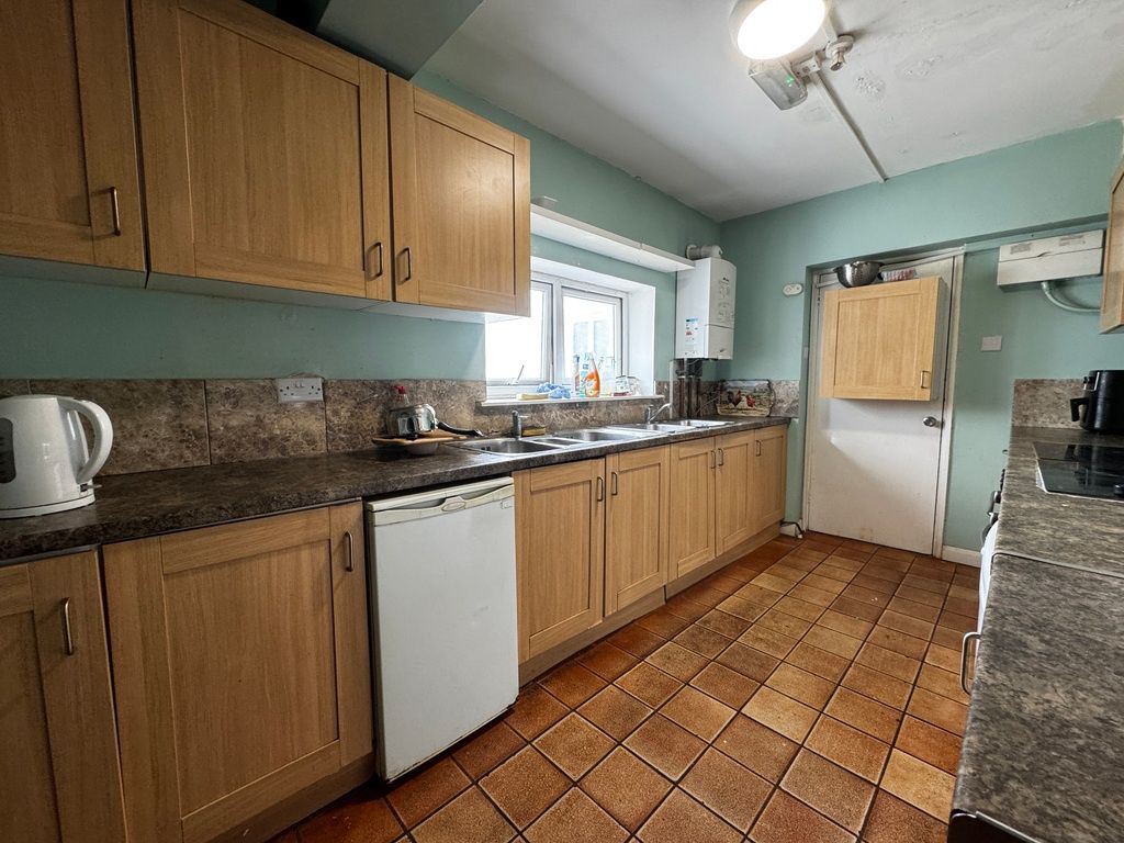 Property photo 2 of 6 Well-Equipped Kitchen With Plenty Of Base And Wall...