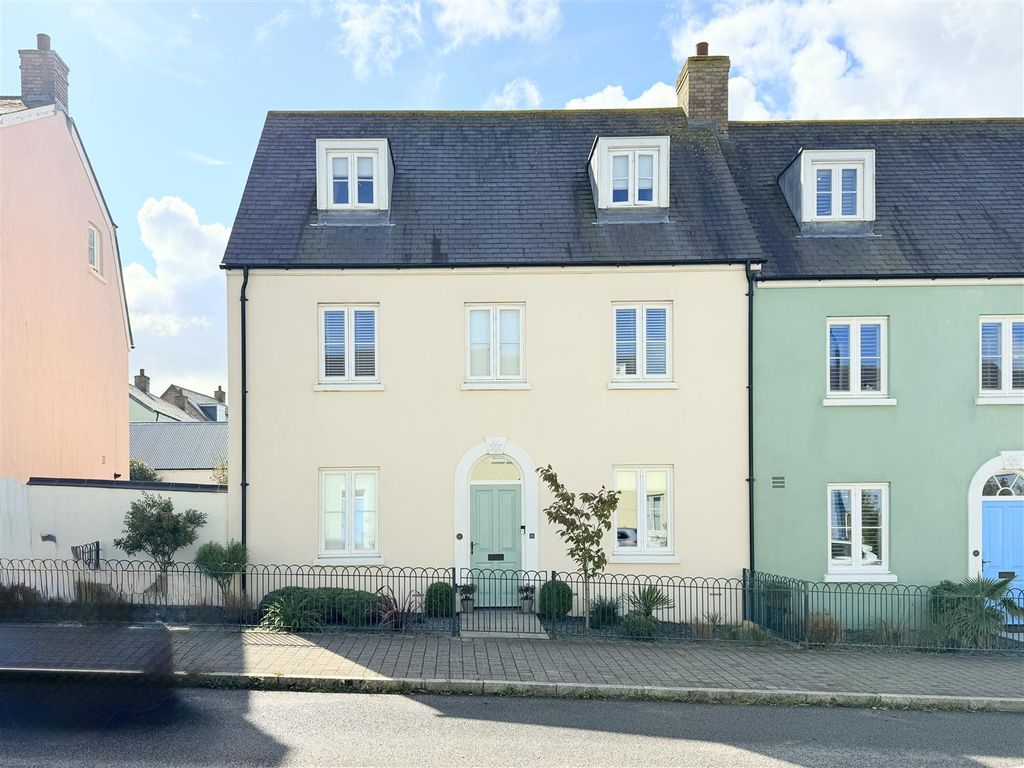 Property photo 1 of 32
