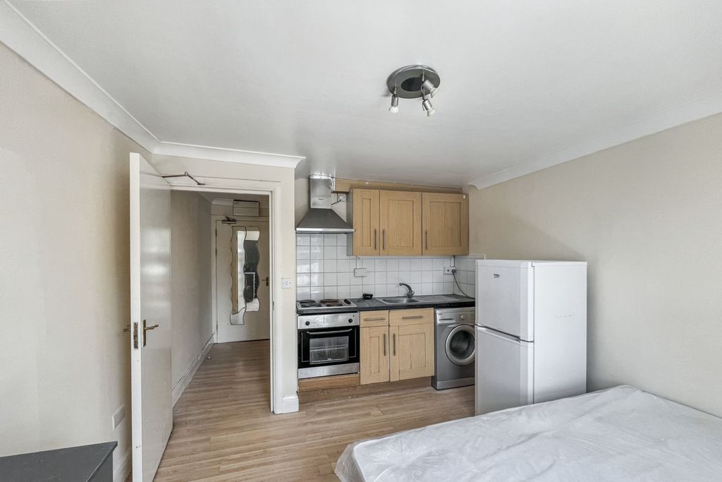 Property photo 2 of 7 Flat 1, 290 Ewell Road, Surbiton, Kt6 7Aq