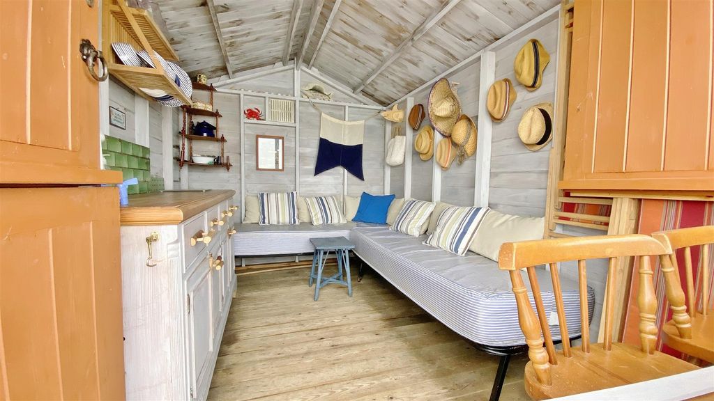 Property photo 2 of 11 Beach Hut