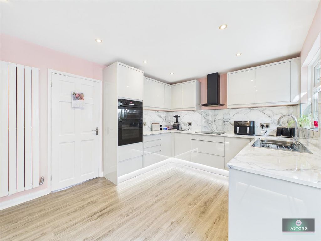 Property photo 3 of 16 Kitchen