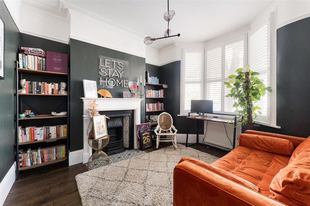 Property photo 2 of 37 Farmilo Road, E17