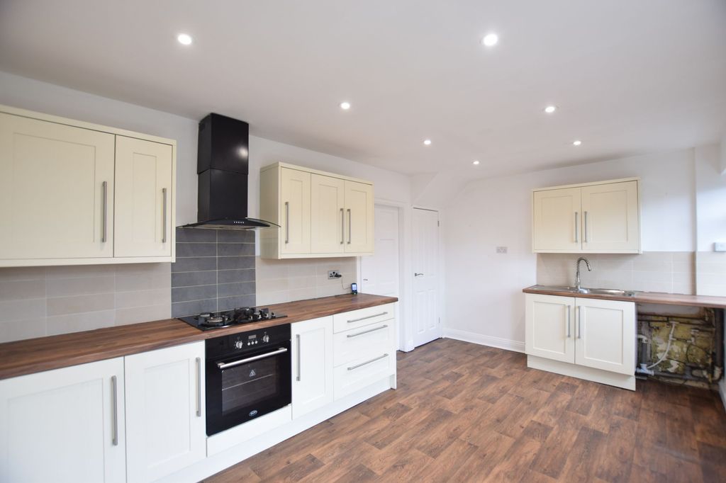 Property photo 1 of 8 Kitchen