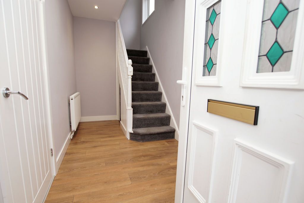 Property photo 3 of 13 Entrance Hall