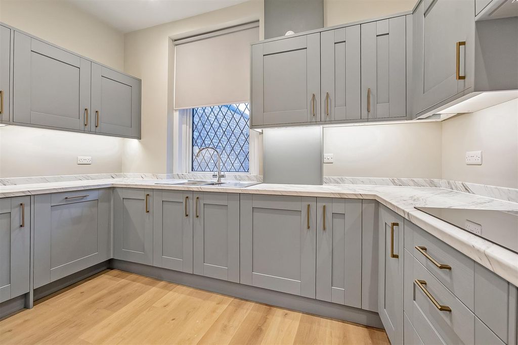 Property photo 3 of 10 Kitchen