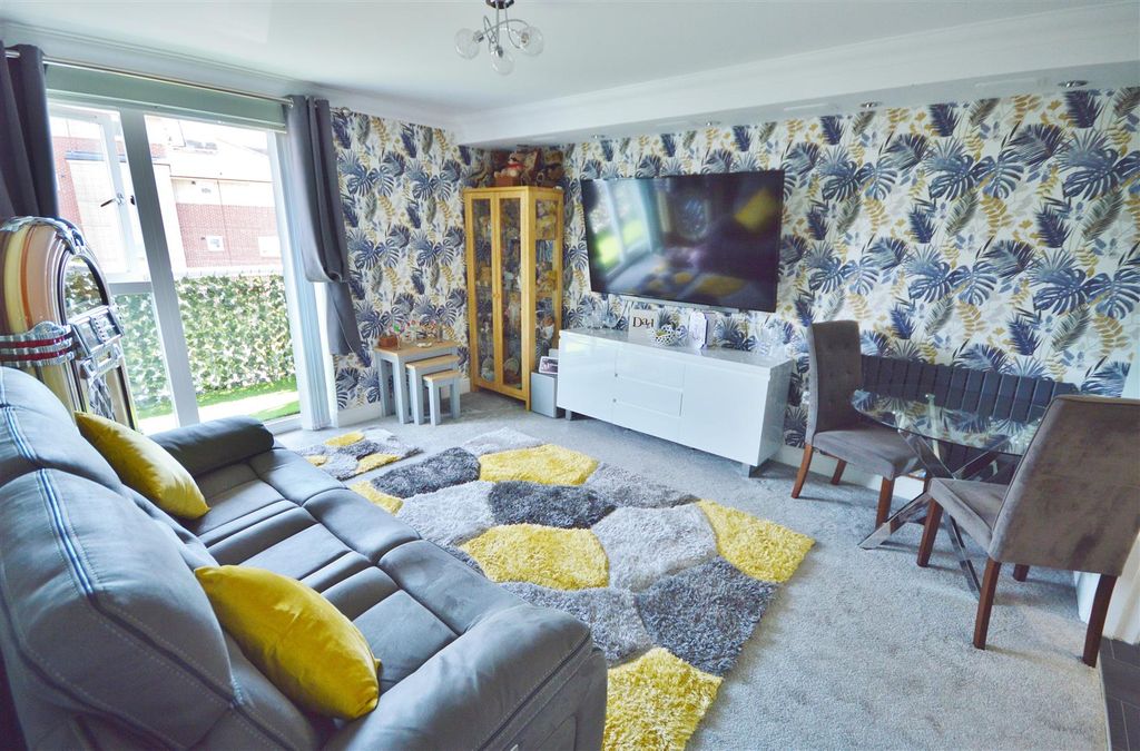 Property photo 3 of 16 Lounge