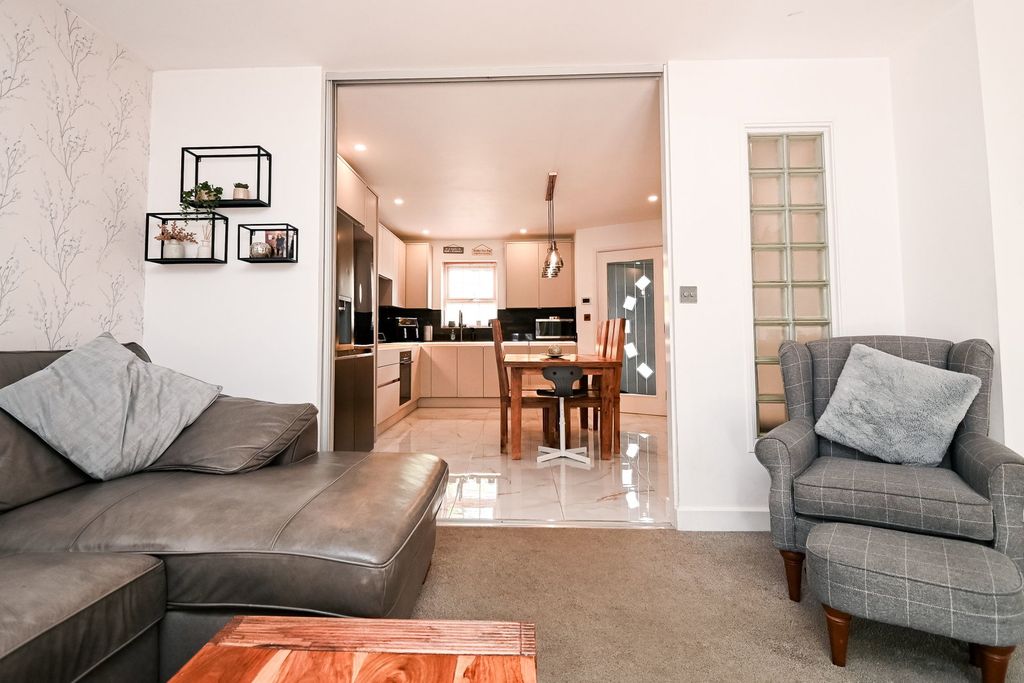 Property photo 2 of 31