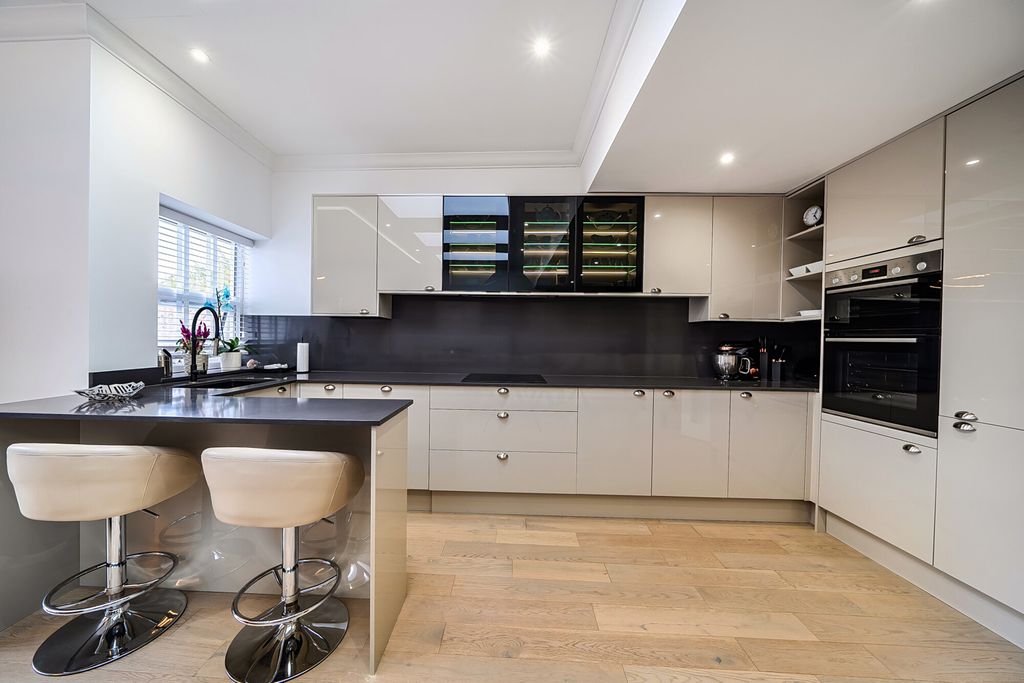 Property photo 2 of 22 1496363-14-6A6395...