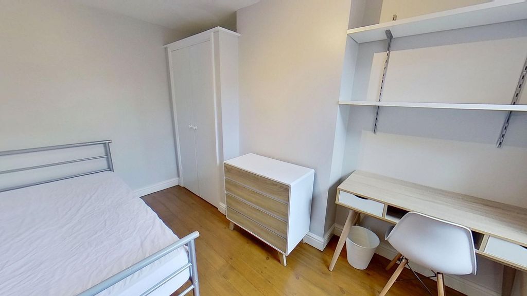 Property photo 3 of 8 Bright And Neatly Maintained Single Bedroom Featur...