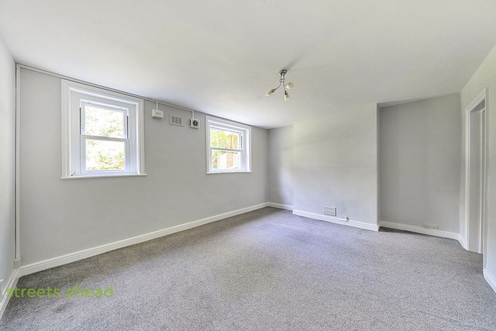 Property photo 1 of 15 958Ac65B-25cc-44E...