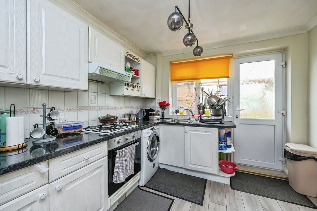 Property photo 2 of 9 Fitted Kitchen