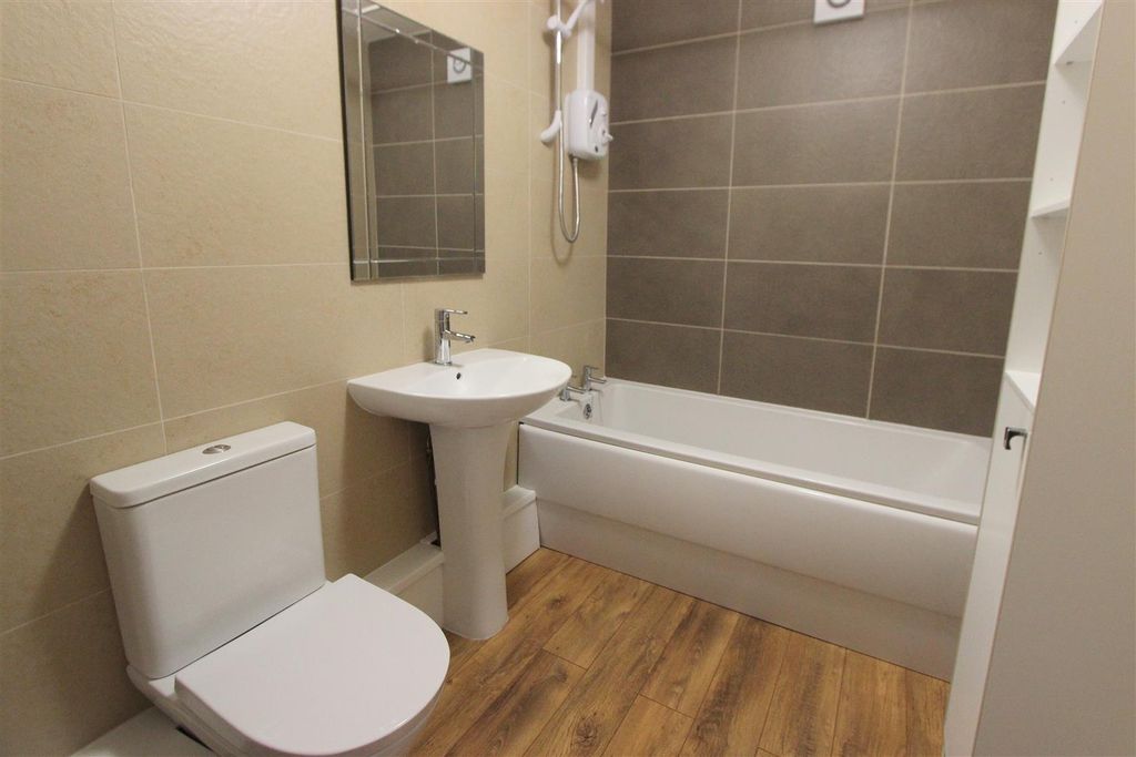 Property photo 3 of 8 Bathroom