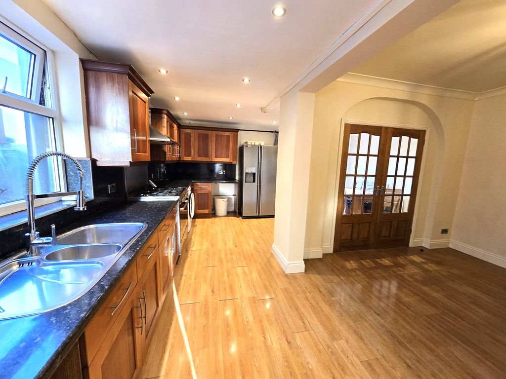 Property photo 3 of 28
