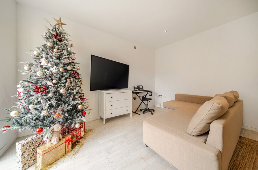 Property photo 3 of 27 1386349-11-694282...