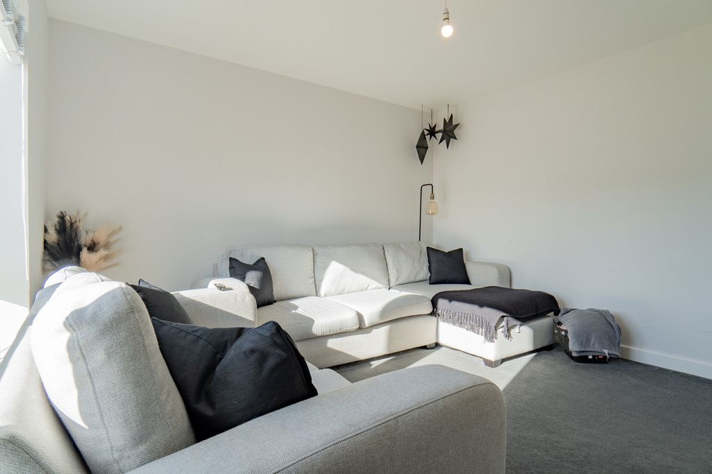 Property photo 3 of 37