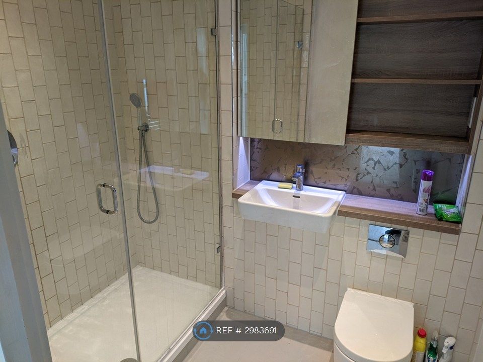 Property photo 2 of 4 Private Bathroom