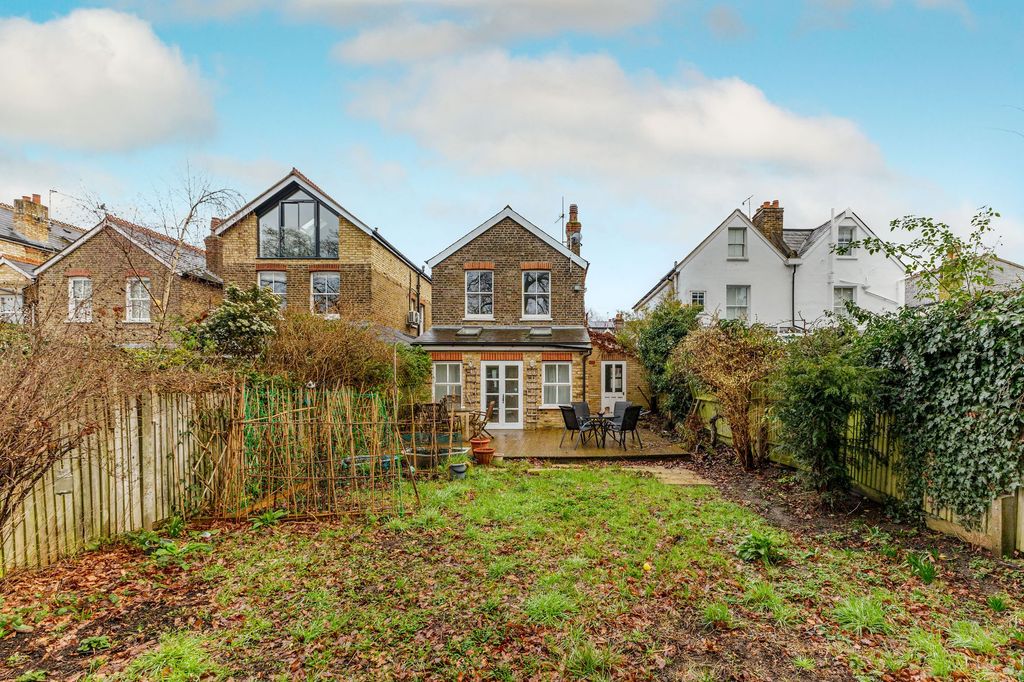 Property photo 3 of 18 Ivy Gate