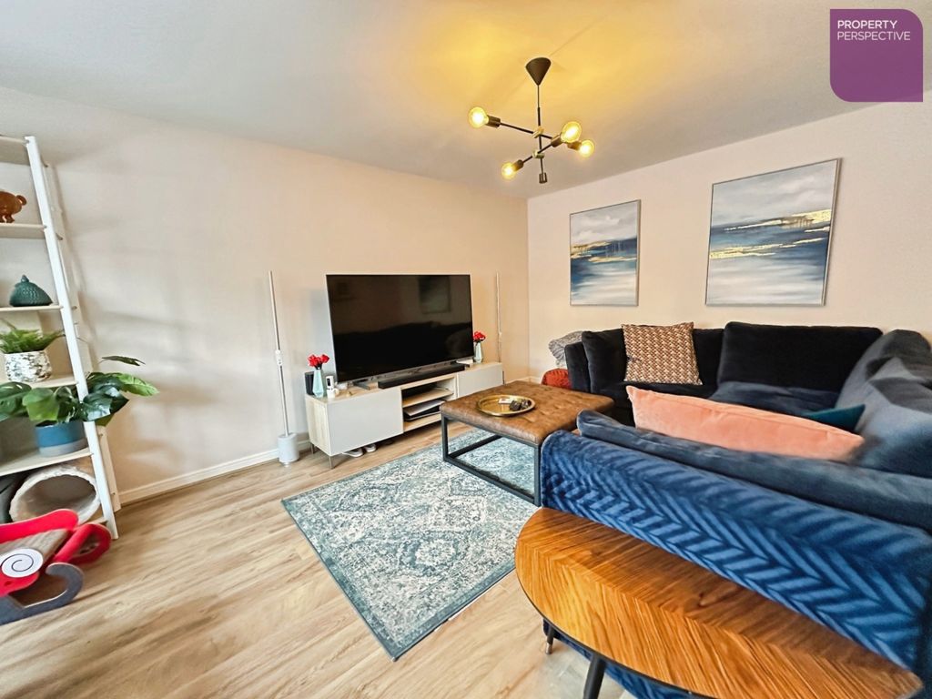 Property photo 3 of 16 Lounge