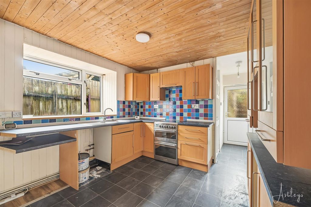 Property photo 3 of 12 Kitchen