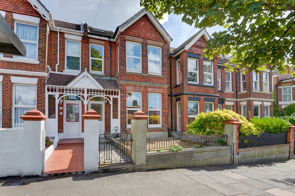 Property photo 2 of 26 Attractive Red-Brick Terraced House With Bay Windo...