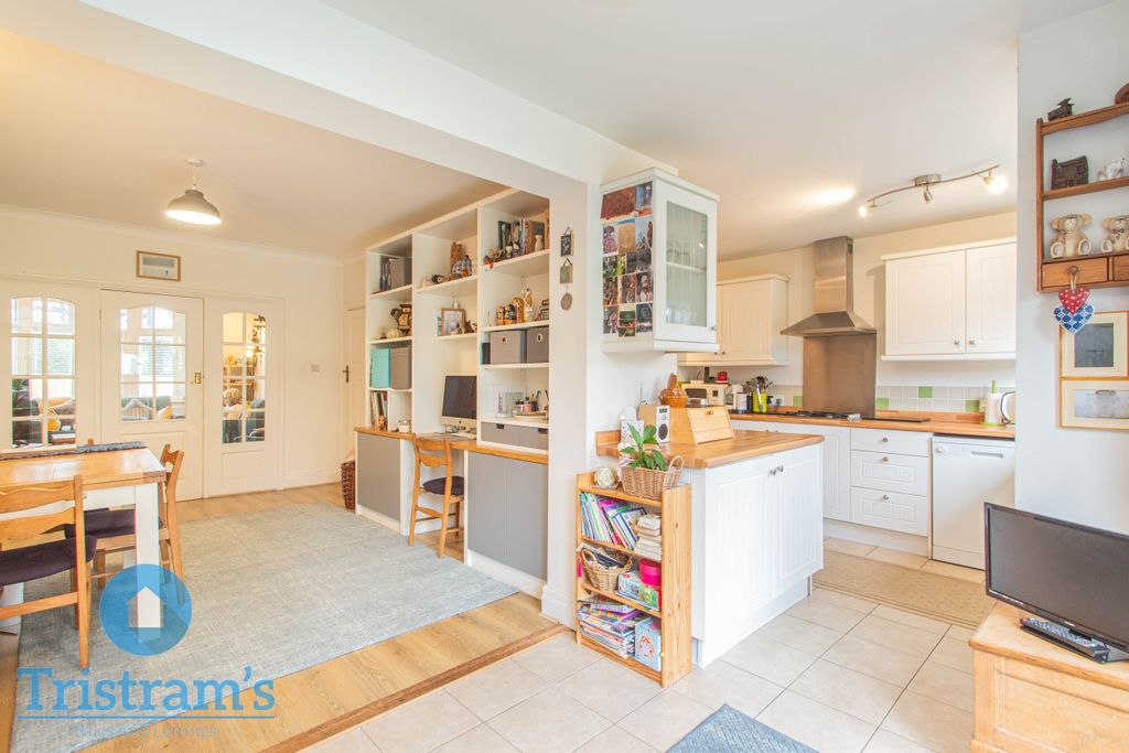 Property photo 2 of 34