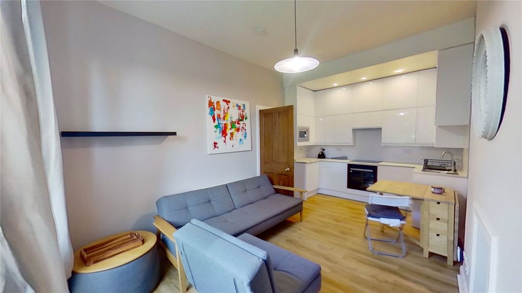 Property photo 3 of 13 Lounge