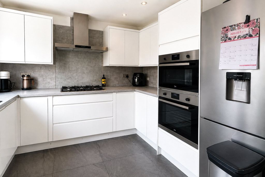 Property photo 3 of 20 Fitted Kitchen