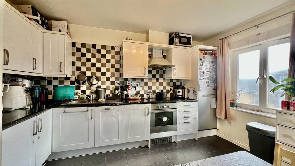 Property photo 3 of 10 Kitchen