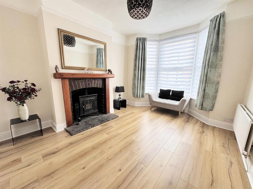 Property photo 3 of 13 Lounge