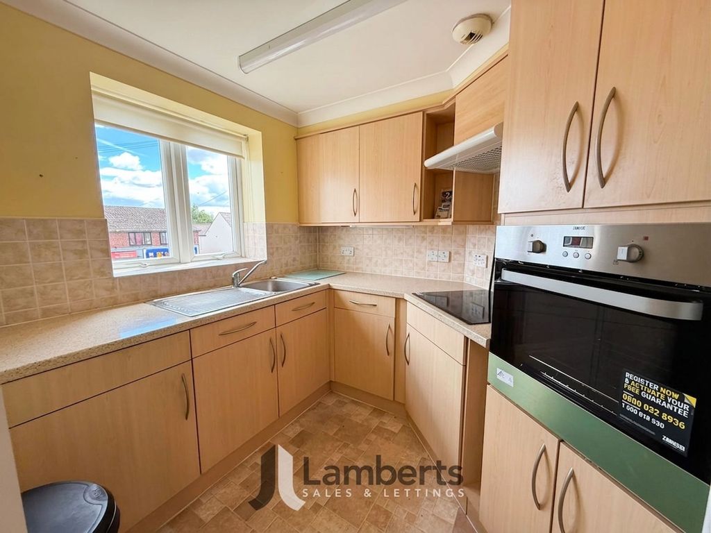 Property photo 3 of 18 Kitchen
