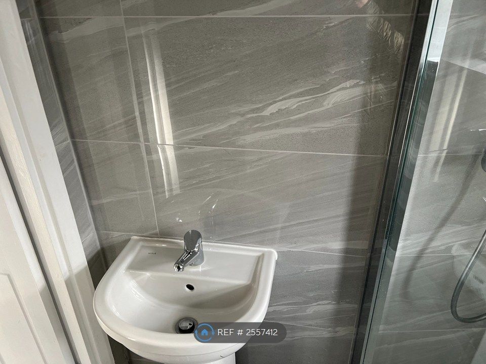 Property photo 3 of 9 Bathroom