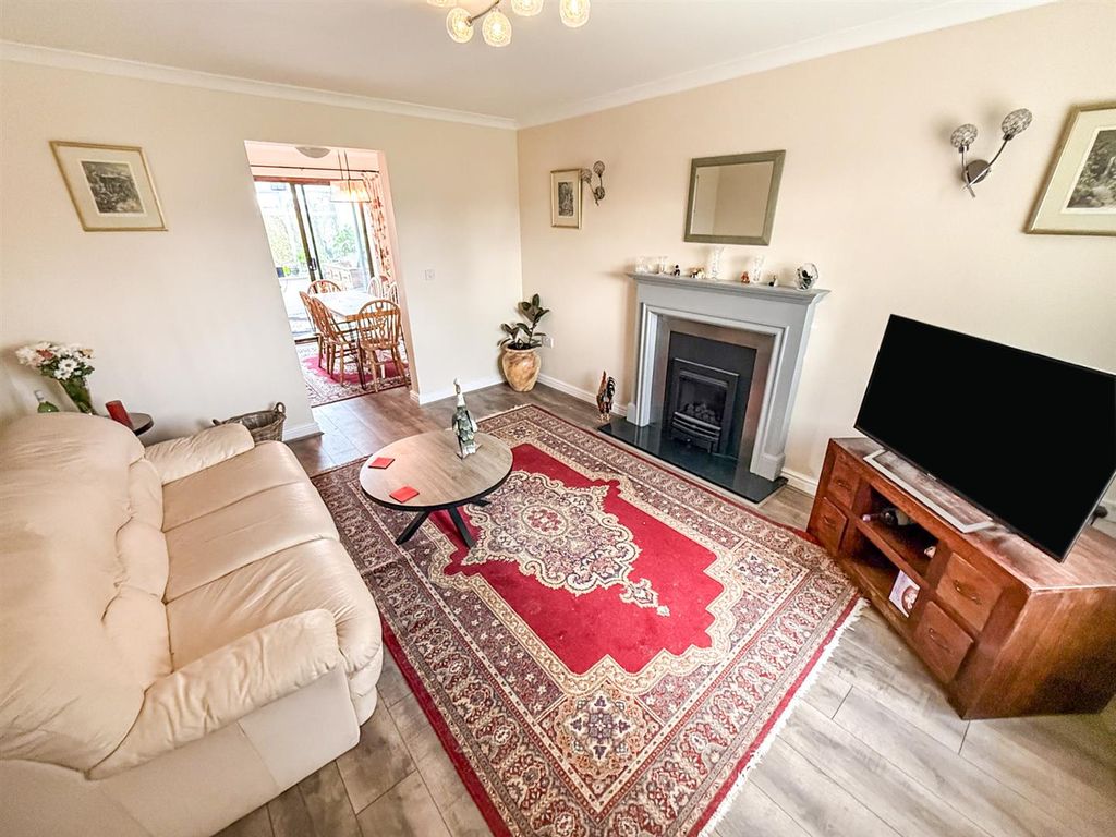 Property photo 2 of 19 Lounge