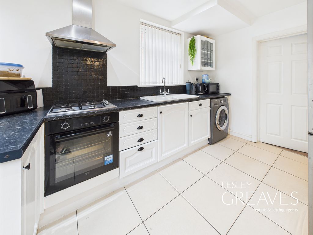 Property photo 3 of 17 Kitchen