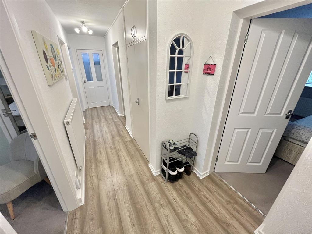 Property photo 2 of 21 Entrance Hall