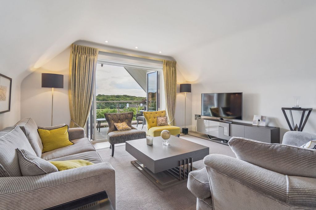 Property photo 3 of 18