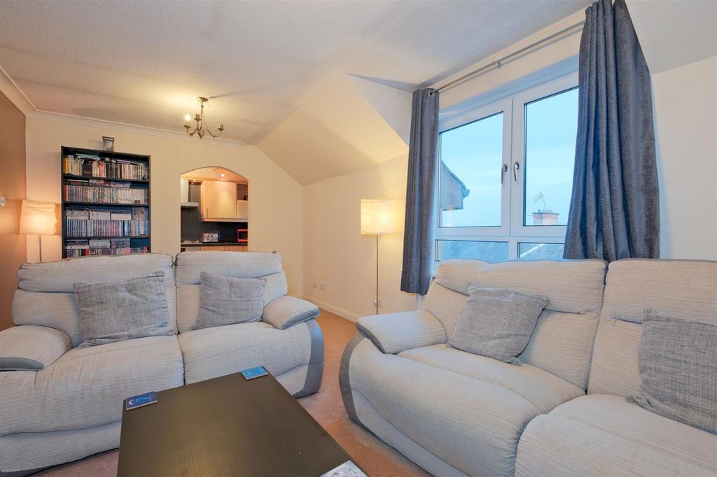 Property photo 2 of 15 Lounge