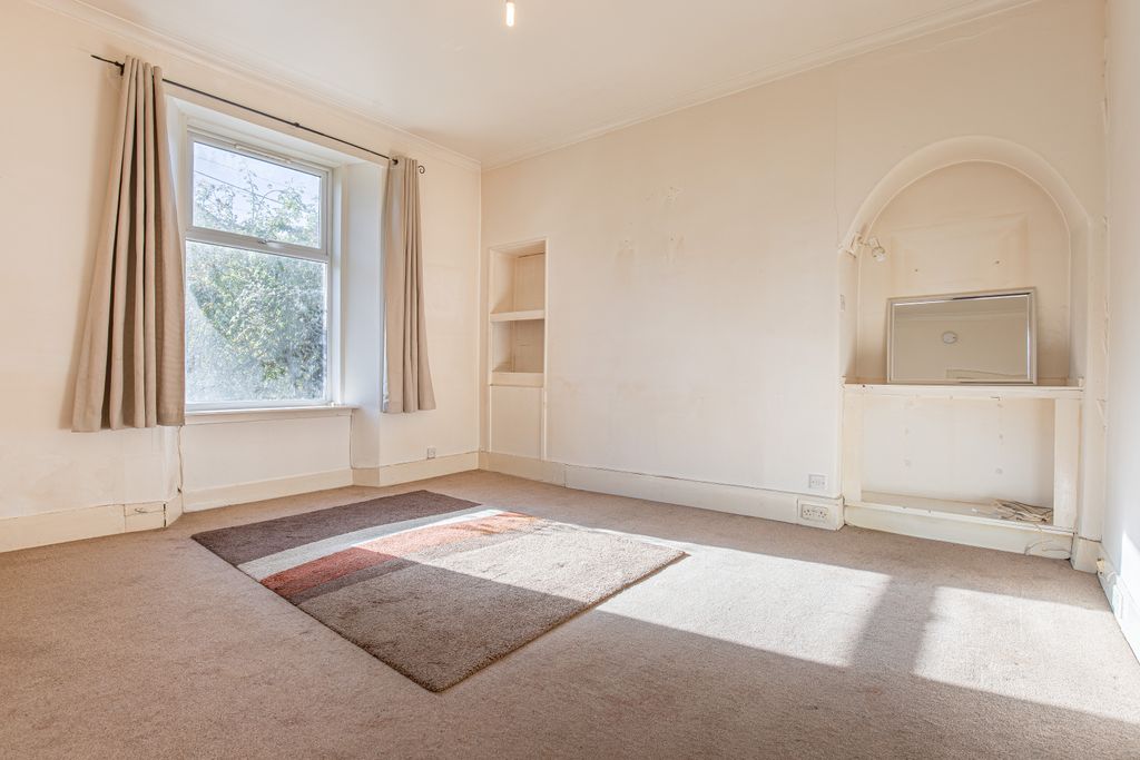 Property photo 2 of 12 Livingangle1 (1)