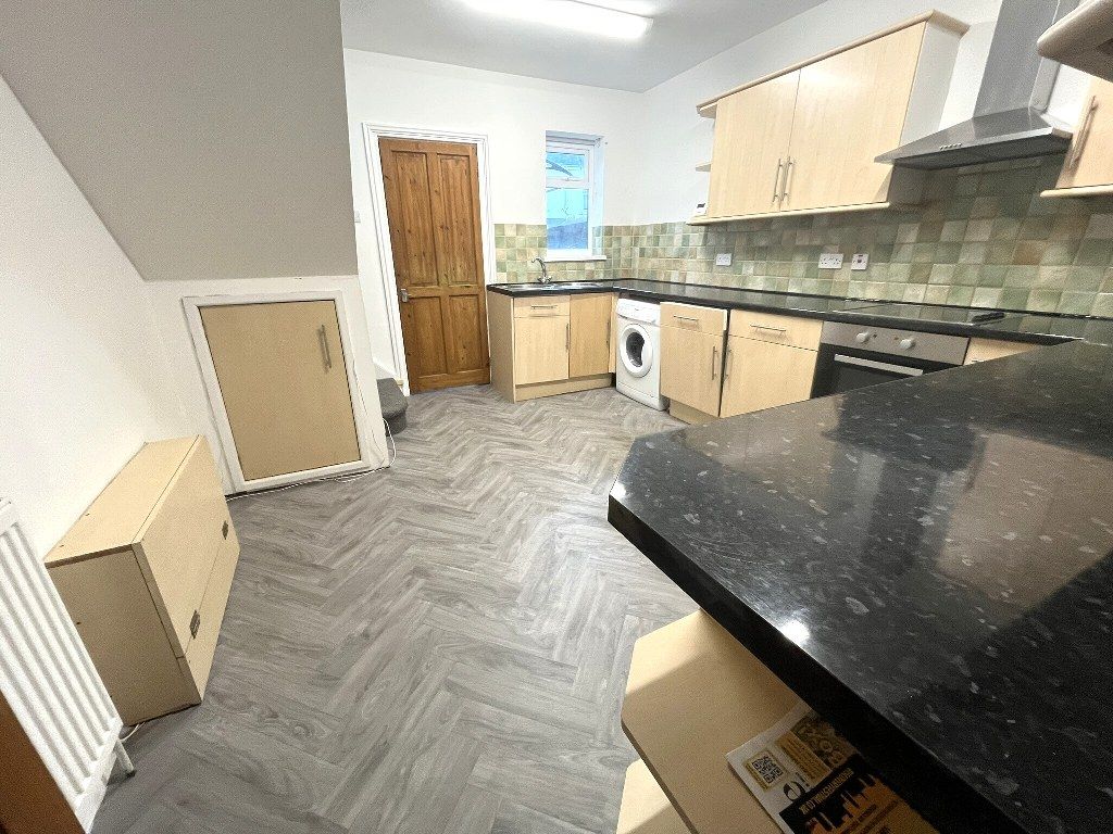 Property photo 3 of 8 Kitchen