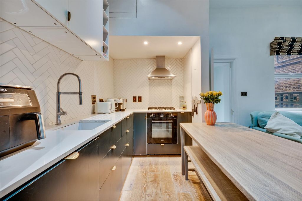 Property photo 2 of 14 Daniels_ Acton Lane, London, Nw10_09.Jpg